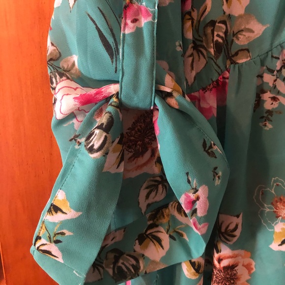 Torrid size 4 button down floral blouse NWOT - Picture 5 of 5